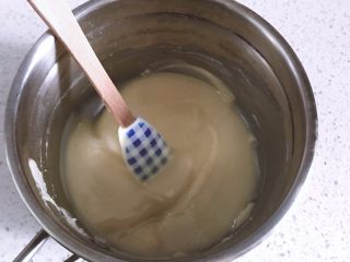 2、日式棉花蛋糕,玉米油倒入奶锅中，加热至表面出现纹路的微沸状态立即离火。倒入过筛的低粉，快速搅拌均匀至顺滑状态。晾凉备用。
