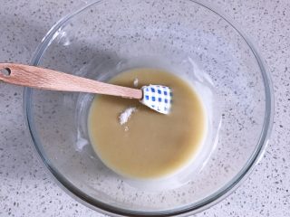 4、日式棉花蛋糕,冷却的面糊中倒入盐，拌匀。