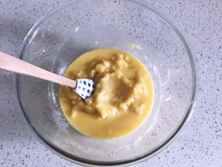 5、日式棉花蛋糕,少量多次加入蛋黄牛奶液。