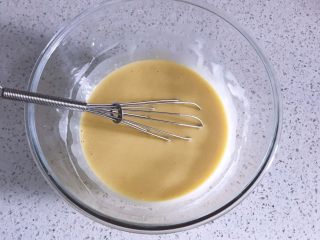 6、日式棉花蛋糕,每次加入蛋黄液混合均匀后再次加入，这是最后混合好的状态。