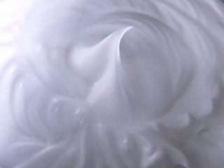 7、日式棉花蛋糕,蛋白中加入几滴柠檬汁，糖分三次加入到蛋白中，将蛋白大发至是湿性发泡的状态。即提起打蛋器有小弯钩状。