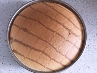 14、日式棉花蛋糕,放入预热好的烤箱，水浴法，170度10分钟后转150度继续烤40分钟左右。出炉冷却后脱模，切块即可食用