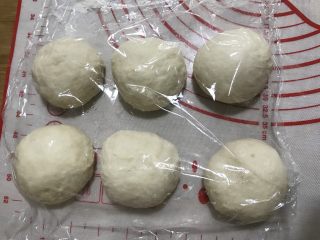 9、香葱培根芝士面包（咸香味）,将发酵好的面团取出，轻压排气。分割成6份，滚圆。盖上保鲜膜松弛15分钟