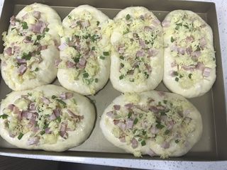 18、香葱培根芝士面包（咸香味）,撒上芝士碎