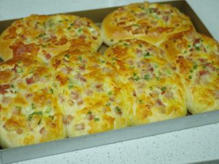 20、香葱培根芝士面包（咸香味）,烤好取出放在晾架上，稍微冷却即可食用。