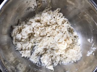 1、火腿虾仁披萨,混合面粉、白糖、黄油、酵母粉、盐，少量多次的加温水用筷子搅成棉絮状无干粉状态