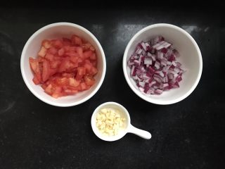 2、火腿虾仁披萨,西红柿去皮切丁，洋葱切丁、蒜切末