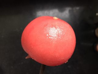 3、火腿虾仁披萨,西红柿去皮小技巧：用筷子串上西红柿，打开燃气灶，在火上烤一圈就能轻松去皮（如果觉得用开水烫比较麻烦，可以试试这个）