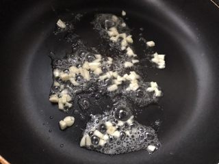 5、火腿虾仁披萨,放入蒜末炒香