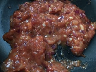 7、火腿虾仁披萨,倒入番茄酱翻炒，出锅前加少许盐、罗勒和黑胡椒调味