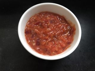 8、火腿虾仁披萨,做好的披萨酱