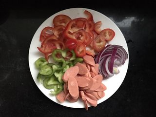 9、火腿虾仁披萨,红椒、青椒、洋葱、火腿肠根据自己喜欢切好