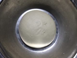 10、火腿虾仁披萨,发酵好的面团