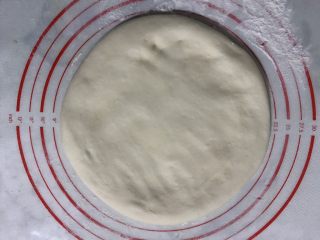 12、火腿虾仁披萨,然后擀成约8寸的圆饼