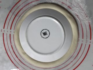 13、火腿虾仁披萨,可以用小一点的盘子压印