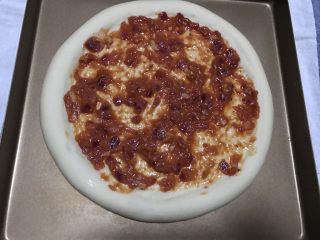16、火腿虾仁披萨,涂上一层披萨酱