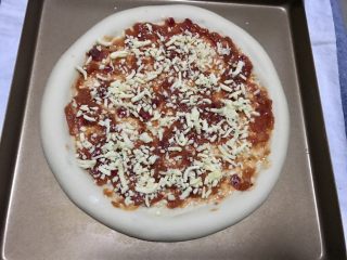 17、火腿虾仁披萨,撒上马苏里拉奶酪碎