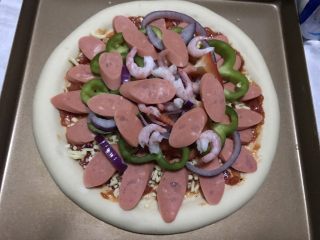 18、火腿虾仁披萨,铺上蔬菜火腿和虾仁