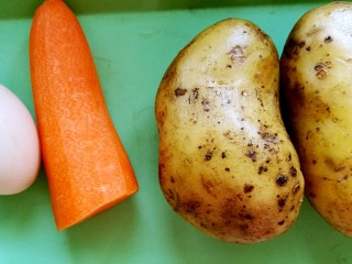 1、健康瘦身早餐 土豆鸡蛋饼,胡萝卜土豆洗净、去皮