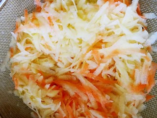 3、健康瘦身早餐 土豆鸡蛋饼,过水两遍，沥干水分，一定要沥干哦