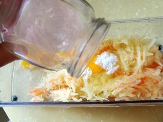 5、健康瘦身早餐 土豆鸡蛋饼,加入无铝双效泡打粉（食用苏打和小苏打）