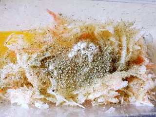 6、健康瘦身早餐 土豆鸡蛋饼,打入鸡蛋