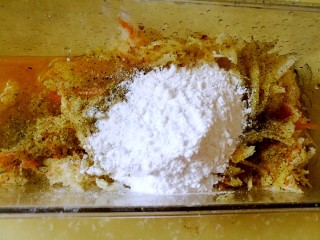 7、健康瘦身早餐 土豆鸡蛋饼,加入面粉，根据干湿程度，可适当调整用量（20-30克）。