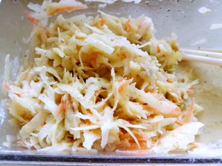 8、健康瘦身早餐 土豆鸡蛋饼,搅拌均匀