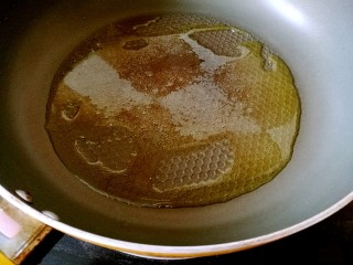 9、健康瘦身早餐 土豆鸡蛋饼,平底锅热后中倒入茶油、中火（热锅冷油避免植物油过度加热，不饱和脂肪酸被破坏）