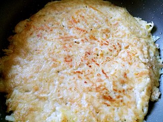 11、健康瘦身早餐 土豆鸡蛋饼,中火1分钟，小火2分钟，不时晃动，避免煎焦。颠锅翻面（或倒扣在盘子上翻面），小火煎3分钟。