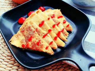 12、健康瘦身早餐 土豆鸡蛋饼,出锅，切片，用番茄酱装饰。