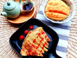 13、健康瘦身早餐 土豆鸡蛋饼,搭配咖啡红茶、酸奶和芒果，九种食材，有鸡蛋、水果、主食、蔬菜、奶类、红茶