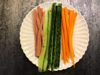 2、肉松寿司,黄瓜、胡萝卜、香肠各切条