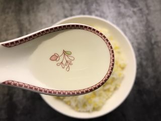 9、肉松寿司,米饭不烫手后放入适量盐，寿司醋搅拌均匀