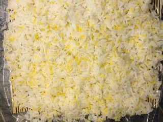 12、肉松寿司,用勺子压实