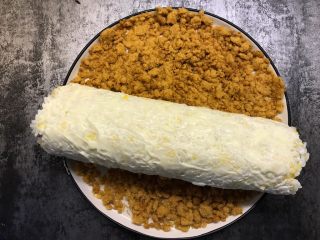 19、肉松寿司,涂好沙拉酱后裹上一层肉松