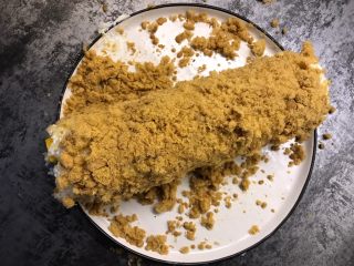20、肉松寿司,裹好肉松切开即可
