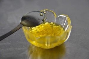 1、番茄芝士薄底披萨,2瓣大蒜切成蒜碎 与橄榄油混合