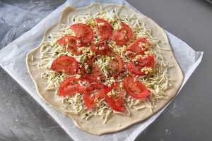 2、番茄芝士薄底披萨,狂野派擀法