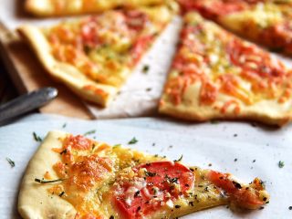 3、番茄芝士薄底披萨,观察表面芝士融化，呈金灿灿的超有食欲的颜色即可～