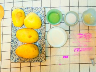 1、烤土豆泥,先将用料，用具准备好。