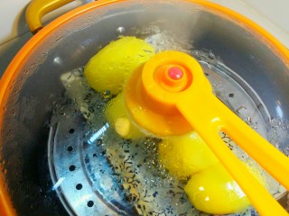 3、烤土豆泥,削好皮的土豆上锅蒸大概15-20分钟，蒸的软烂一些。