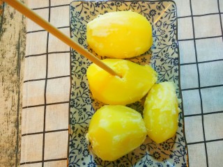 4、烤土豆泥,如果判断不准土豆的生熟情况，可以拿一根筷子，插一下土豆，很容易就插进去，就可以了。