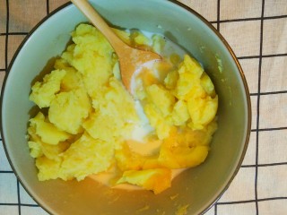 8、烤土豆泥,加入纯牛奶。