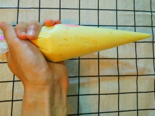 10、烤土豆泥,把调味搅拌好得土豆泥，装进裱花袋中。