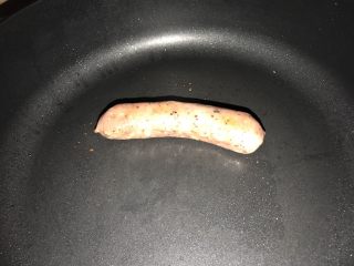 6、可爱小熊披萨,香肠煎熟。