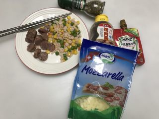 7、可爱小熊披萨,香肠切片备用。