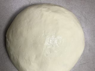 8、可爱小熊披萨,面团发酵完成。