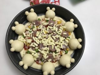 14、可爱小熊披萨,再放一层香肠，最后再撒一层瑞富杰马苏里拉芝士碎。