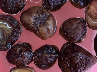 1、芝心土豆泥素菜披萨,香菇先用冷水浸2小时泡，泡发时去做其他准备工作。